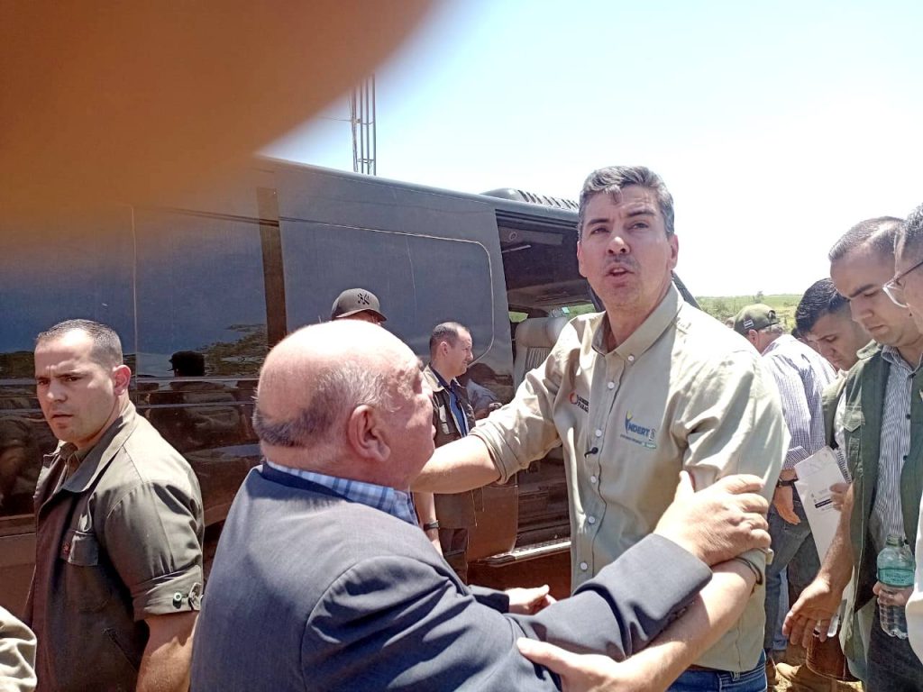 El presidente del INDI acompañó al mandatario en acto de entrega de títulos de propiedad en Canindeyú