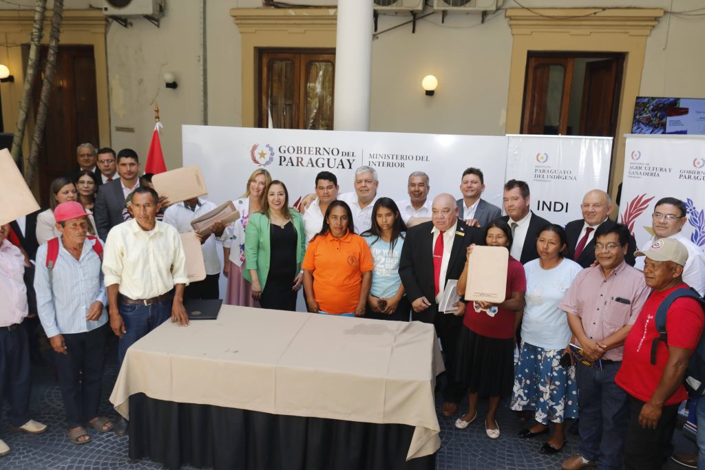Histórico acto de entrega y firma de títulos de propiedad beneficia a 15 comunidades indígenas